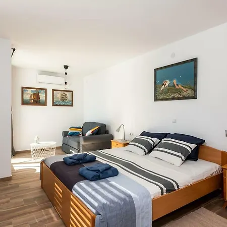 Spacious 4br Seafront With A Private Beach וילה *