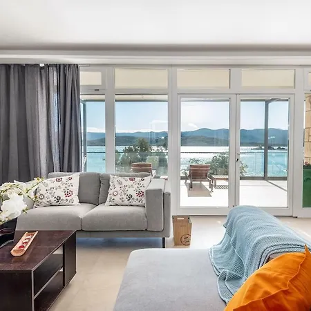 Spacious 4br Seafront With A Private Beach *