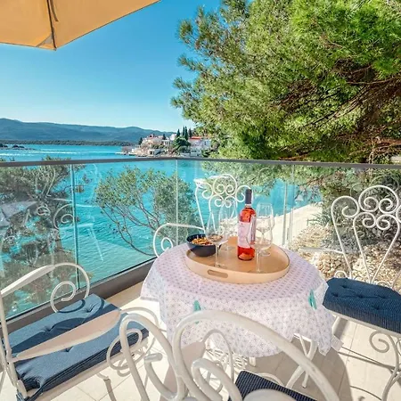 Spacious 4br Seafront With A Private Beach *