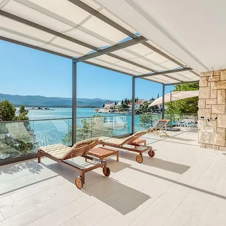 וילה Spacious 4br Seafront With A Private Beach *