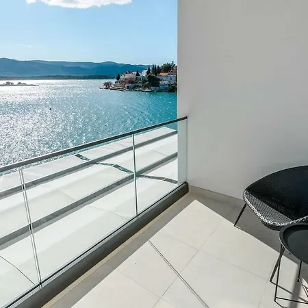 Spacious 4br Seafront With A Private Beach וילה קלק