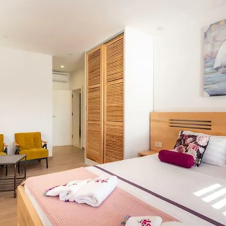 וילה Spacious 4br Seafront With A Private Beach