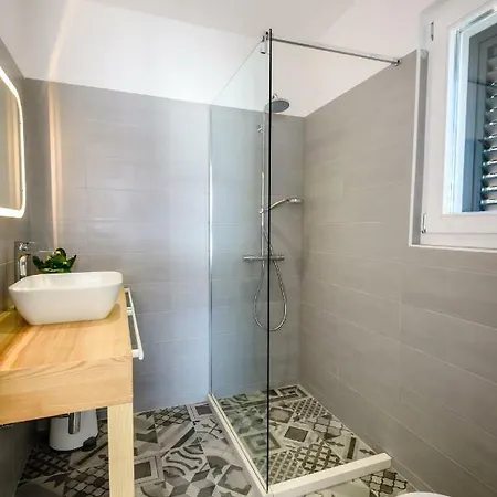Spacious 4br Seafront With A Private Beach *