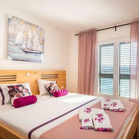 Spacious 4br Seafront With A Private Beach