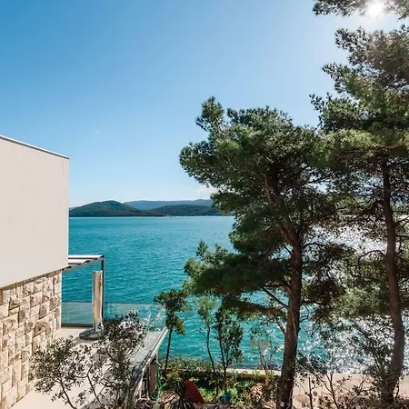 Spacious 4br Seafront With A Private Beach Villa Klek