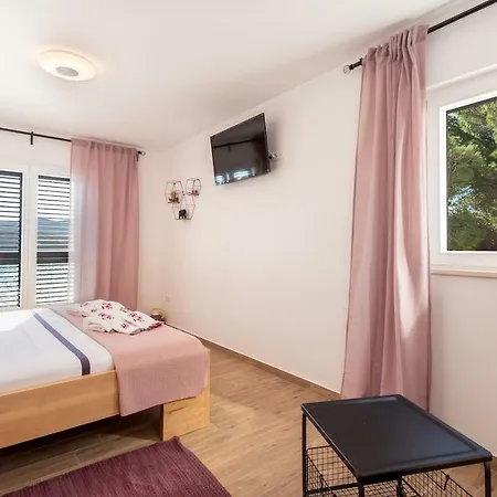 Spacious 4br Seafront With A Private Beach Villa *