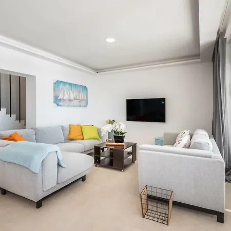 Spacious 4br Seafront With A Private Beach Villa *
