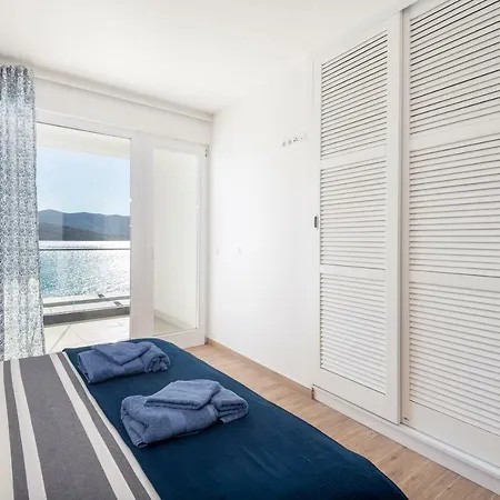 Villa Spacious 4br Seafront With A Private Beach *