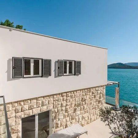 Villa Spacious 4br Seafront With A Private Beach Klek