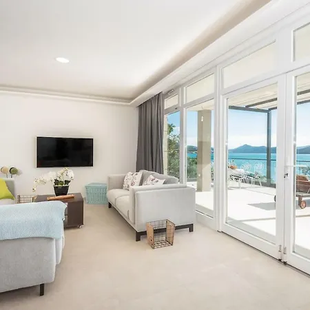 Spacious 4br Seafront With A Private Beach *