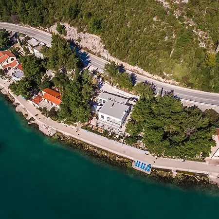 Spacious 4br Seafront With A Private Beach *