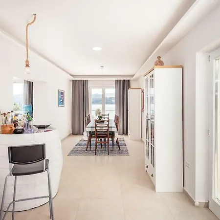 Spacious 4br Seafront With A Private Beach *
