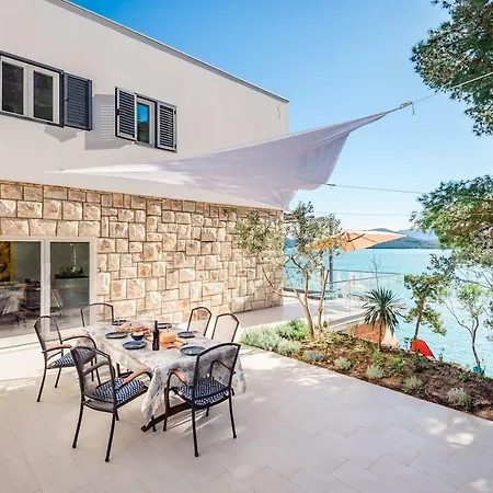 Spacious 4br Seafront With A Private Beach Villa *
